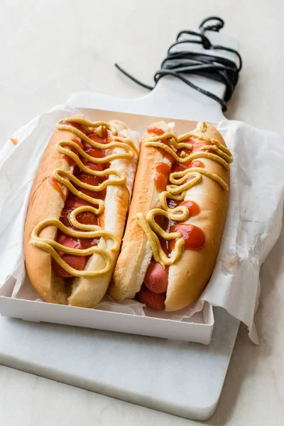 Krabice Hot Dog Kečupem Hořčicí Salámový Sendvič Rychlé Občerstvení — Stock fotografie