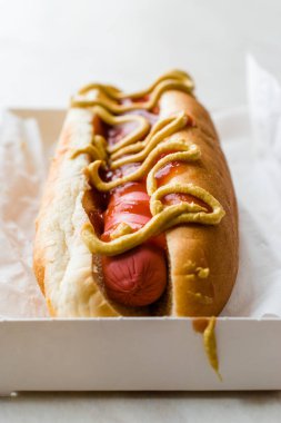 Ketçap ve hardal sosisli kutu / sosisli sandviç. Fast Food.