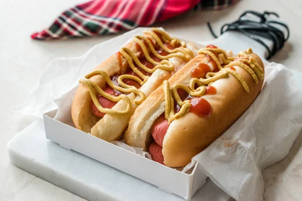 Caixa Cachorro Quente Com Ketchup Mostarda Salsicha Sanduíche Fast Food — Fotografia de Stock
