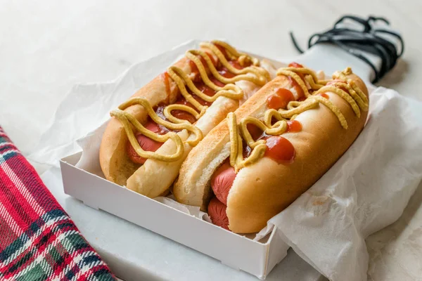 Caixa Cachorro Quente Com Ketchup Mostarda Salsicha Sanduíche Fast Food — Fotografia de Stock