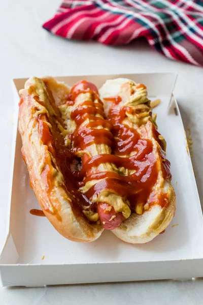 Caja Hot Dog Con Ketchup Sandwich Mostaza Salchicha Comida Rápida — Foto de Stock