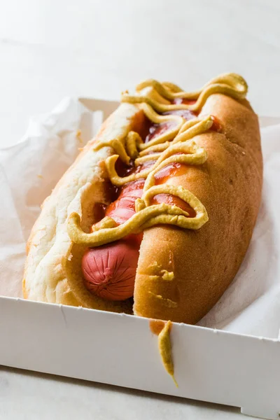 Krabice Hot Dog Kečupem Hořčicí Salámový Sendvič Rychlé Občerstvení — Stock fotografie