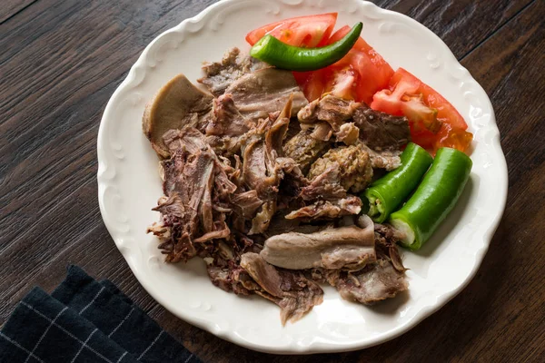 伝統的なトルコの内臓料理 Kelle Sogus ラム頭脳肉プレート部分 有機食品 — ストック写真