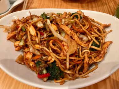 Tavuk köri sosu, fıstık ve brokoli ile Erişte / Çin tarzı. Geleneksel organik gıda.