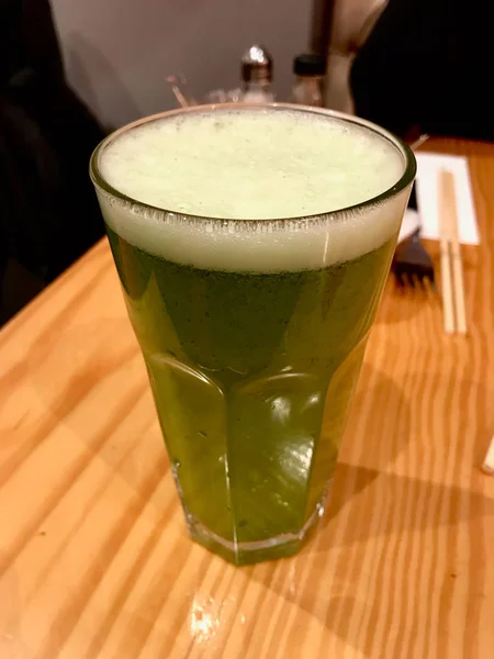 Thé Vert Mousseux Lemonade Servi Avec Grand Verre Sur Une — Photo