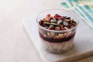 Kabak çekirdeği ile sağlıklı Chia puding / Acai içinde plastik kap kase. Organik tatlı.