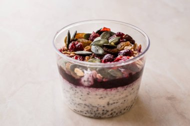 Kabak çekirdeği ile sağlıklı Chia puding / Acai içinde plastik kap kase. Organik tatlı.