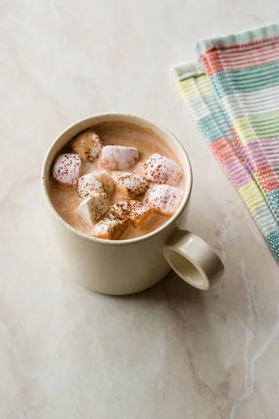 Gesunde Hausgemachte Milchbabyccino Mit Marshmallows Und Kakao Zimtpulver Für Kinder — Stockfoto