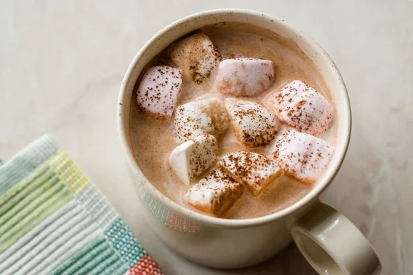 Gesunde Hausgemachte Milchbabyccino Mit Marshmallows Und Kakao Zimtpulver Für Kinder — Stockfoto