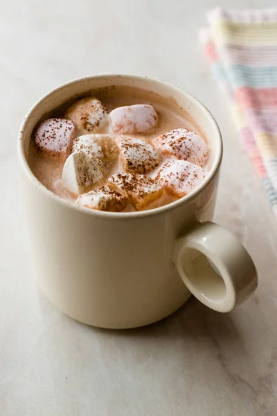 Gesunde Hausgemachte Milchbabyccino Mit Marshmallows Und Kakao Zimtpulver Für Kinder — Stockfoto