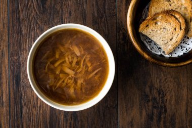 Fransız soğan çorbası ekmek koyu ahşap yüzeyi ile. Geleneksel organik gıda.