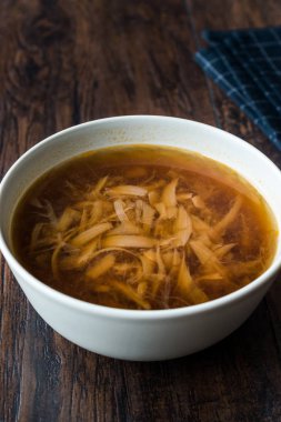 Fransız soğan çorbası ekmek koyu ahşap yüzeyi ile. Geleneksel organik gıda.