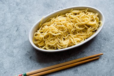 Anlık köri aromalı Ramen erişte yemek çubukları ile servis. Geleneksel Fast Food.