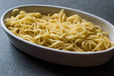 Anlık köri aromalı Ramen erişte yemek çubukları ile servis. Geleneksel Fast Food.