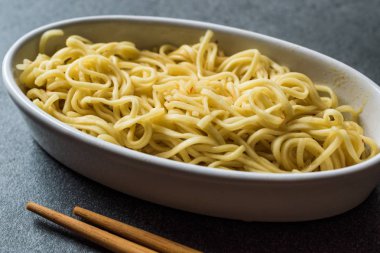 Anlık köri aromalı Ramen erişte yemek çubukları ile servis. Geleneksel Fast Food.
