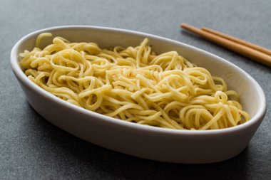 Anlık köri aromalı Ramen erişte yemek çubukları ile servis. Geleneksel Fast Food.