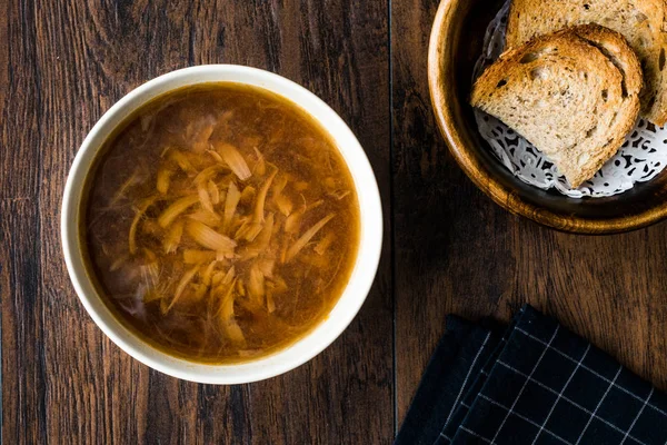 Sopa Cebolla Francesa Con Pan Superficie Madera Oscura Alimentos Ecológicos — Foto de Stock