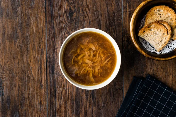 Französische Zwiebelsuppe Mit Brot Auf Dunklem Holz Traditionelle Biologische Lebensmittel — Stockfoto