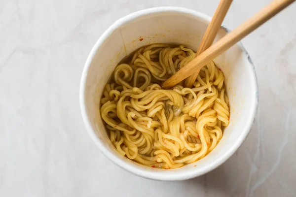 Fideos Ramen Instantáneos Con Sabor Curry Servidos Con Palillos Copa — Foto de Stock