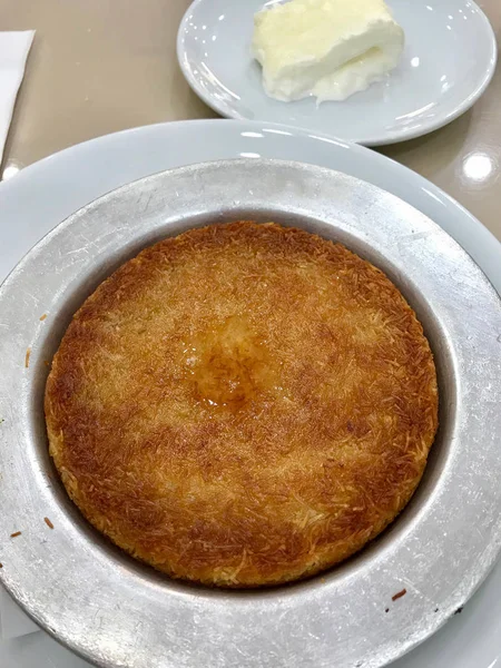 餐厅供应 Kunefe Kaymak 的传统土耳其甜点 — 图库照片