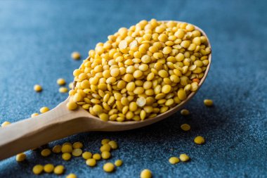 Sarı mercimek tahta kaşık içinde. Ham organik ürün.