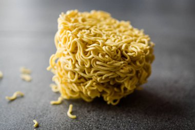 Gri yüzeyi ham anlık erişte. Organik geleneksel gıda.