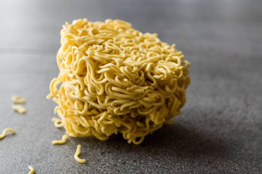 Gri yüzeyi ham anlık erişte. Organik geleneksel gıda.