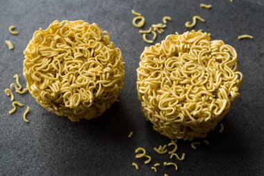 Gri yüzeyi ham anlık erişte. Organik geleneksel gıda.