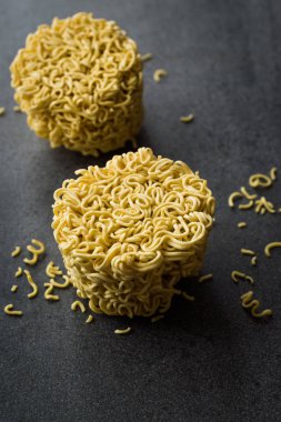 Gri yüzeyi ham anlık erişte. Organik geleneksel gıda.