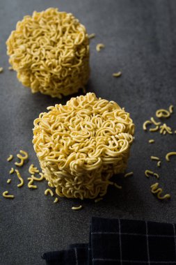 Gri yüzeyi ham anlık erişte. Organik geleneksel gıda.