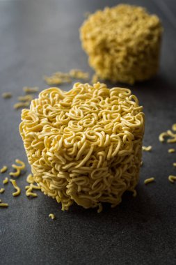 Gri yüzeyi ham anlık erişte. Organik geleneksel gıda.