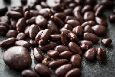 Çikolata kaplı ayçiçeği tohumu / çekirdek tohumları. Organik aperatifler.