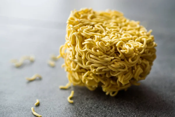 Gri yüzeyi ham anlık erişte. Organik geleneksel gıda.