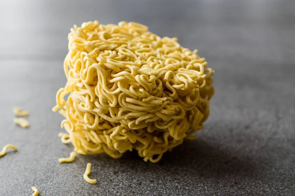 Gri yüzeyi ham anlık erişte. Organik geleneksel gıda.