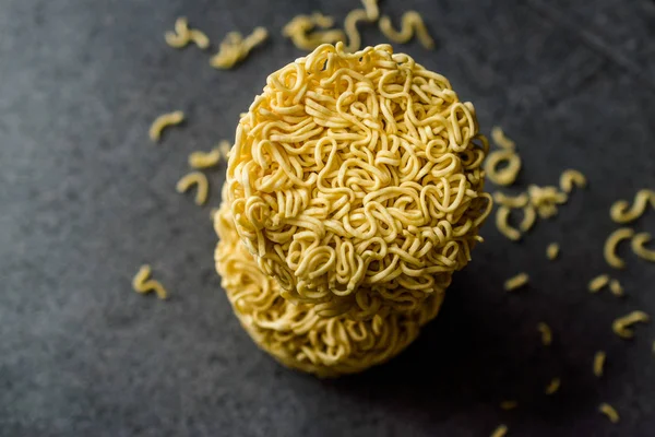 Gri yüzeyi ham anlık erişte. Organik geleneksel gıda.