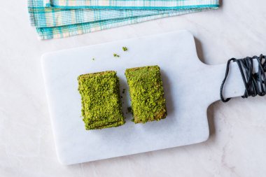 Türk tatlı Billuriye kadayıf fıstık tozu ile. Geleneksel Gıda.