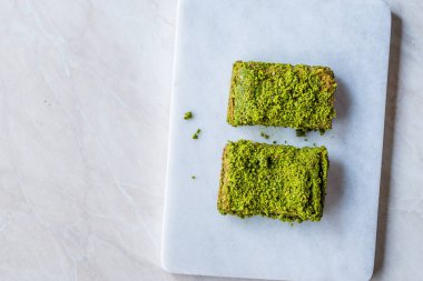 Türk tatlı Billuriye kadayıf fıstık tozu ile. Geleneksel Gıda.