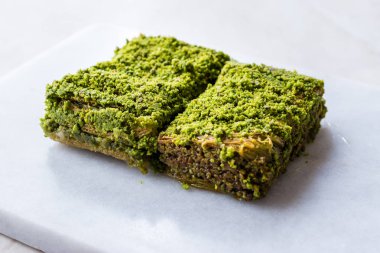 Türk tatlı Billuriye kadayıf fıstık tozu ile. Geleneksel Gıda.