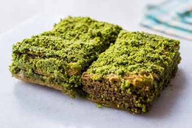 Türk tatlı Billuriye kadayıf fıstık tozu ile. Geleneksel Gıda.