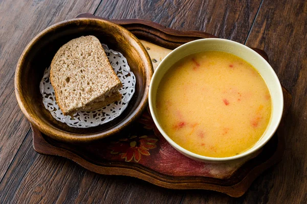 Zelfgemaakte Aardappel Pompoen Soep Geserveerd Met Brood Biologisch Voedsel — Stockfoto