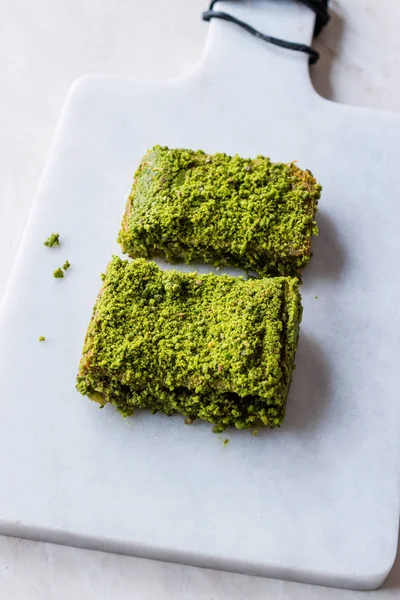 Türk tatlı Billuriye kadayıf fıstık tozu ile. Geleneksel Gıda.