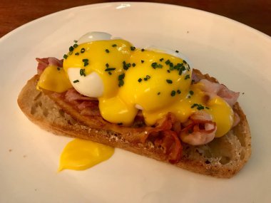 Kahvaltı için Yumurta Benedict pastırma ve Hollandaise sosu ile.