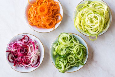 Spiralized sebze erişte havuç, kırmızı pancar, kabak ve salatalık. Organik gıda.