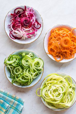 Spiralized sebze erişte havuç, kırmızı pancar, kabak ve salatalık. Organik gıda.