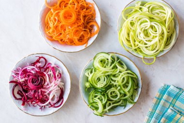 Spiralized sebze erişte havuç, kırmızı pancar, kabak ve salatalık. Organik gıda.