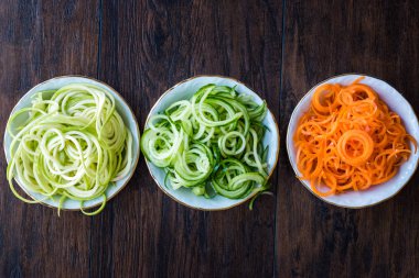 Spiralized sebze erişte havuç, kırmızı pancar, kabak ve salatalık. Organik gıda.