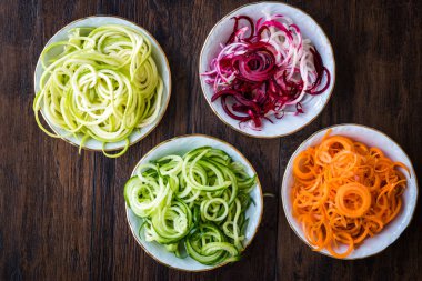 Spiralized sebze erişte havuç, kırmızı pancar, kabak ve salatalık. Organik gıda.