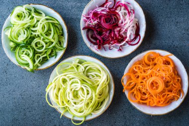 Spiralized sebze erişte havuç, kırmızı pancar, kabak ve salatalık. Organik gıda.