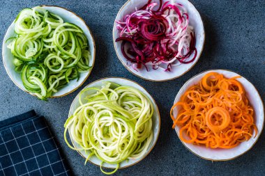 Spiralized sebze erişte havuç, kırmızı pancar, kabak ve salatalık. Organik gıda.