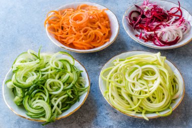 Spiralized sebze erişte havuç, kırmızı pancar, kabak ve salatalık. Organik gıda.